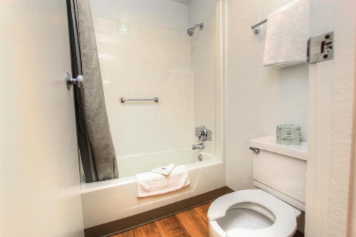 Howard Johnson by Wyndham Harrisonburg image 3