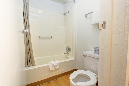 Howard Johnson by Wyndham Harrisonburg image 4